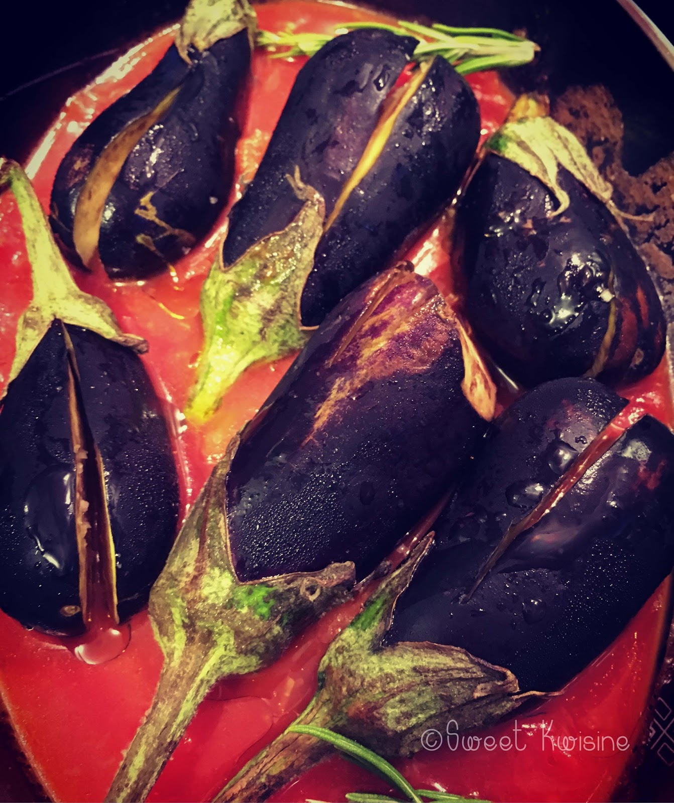 Les aubergines roties à la tomate et au romarin