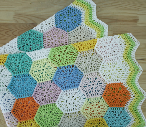 Fresh like spring: a crochet hexagon blanket | Happy in Red