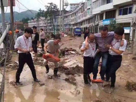 Ingat Foto Pejabat yang Digendong Saat Banjir, Lalu Dipecat? Faktanya Diluar Dugaan, Kasihan... Ingat Foto Pejabat yang Digendong Saat Banjir, Lalu Dipecat? Faktanya Diluar Dugaan, Kasihan...