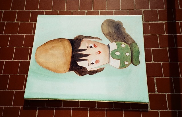Peinture à l'huile représentant un coquetier qui à la forme d'une petite fille