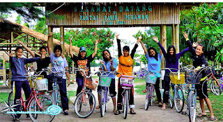 aktivitas sepeda di pulau pari wisata pulau pari