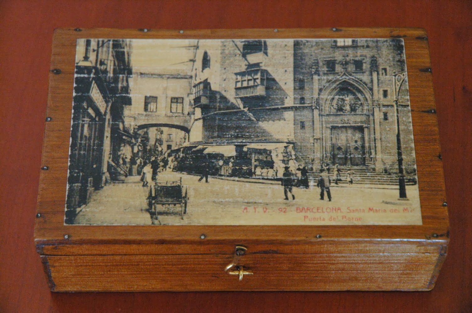 MIÜLAS mobles Caixes reciclades amb fotos antigues de Barcelona,caixes