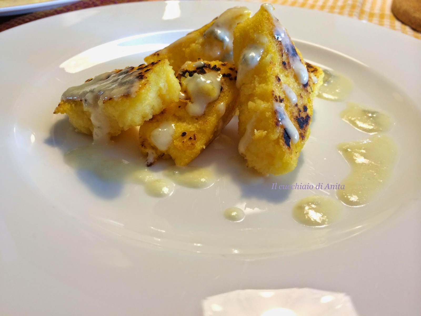 polenta alla piastra con fonduta di gorgonzola