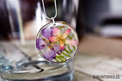 naszyjnik z kwiatami zatopionymi w żywicy kwiatowy naszyjnik biżuteria z żywicy biżuteria na wiosnę 2016 motyw kwiatowy