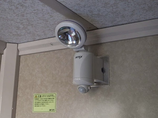 アルミ板には4カ所穴開け加工がしてあり皿ねじでベースを取付けてあります。
ホントは楽に付属の木ねじで物置の壁にインパクトドライバーで固定したかったのですが、
壁を簡単に貫通してしまうのでこういった取付け方法にしました。
3Mの両面テープを使ったので外れる心配はほとんどありませんが、
張り直しはあまり現実的ではありません。
※先日判明しましたがこの取付け方法では電池交換が難儀なのが解りました。 RITEX 乾電池式LEDセンサーライト LED-125 ヨド蔵MD物置の照明施工