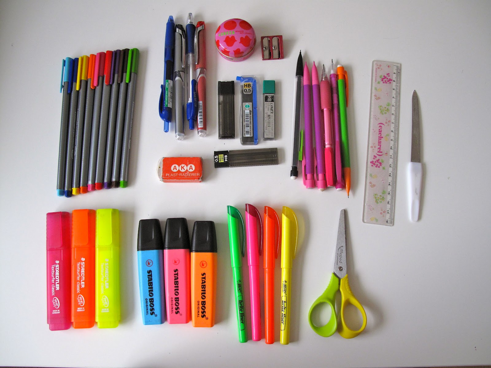 PHILOLAURA ♡ What's In My Pencil Case?