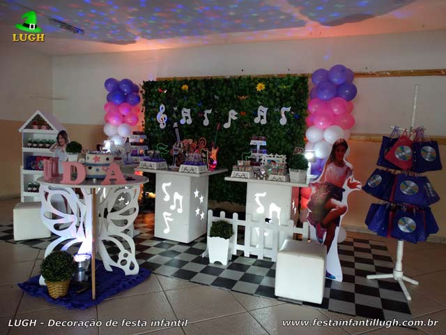 Decoração Violetta - Mesa provençal com notas musicais e muro inglês