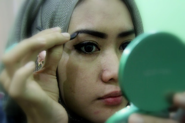 Ingin Terlihat Cantik Sebagai Seorang Muslimah, Tapi Bolehkah Shalat Pakai Make-up? Ingin Terlihat Cantik Sebagai Seorang Muslimah, Tapi Bolehkah Shalat Pakai Make-up?