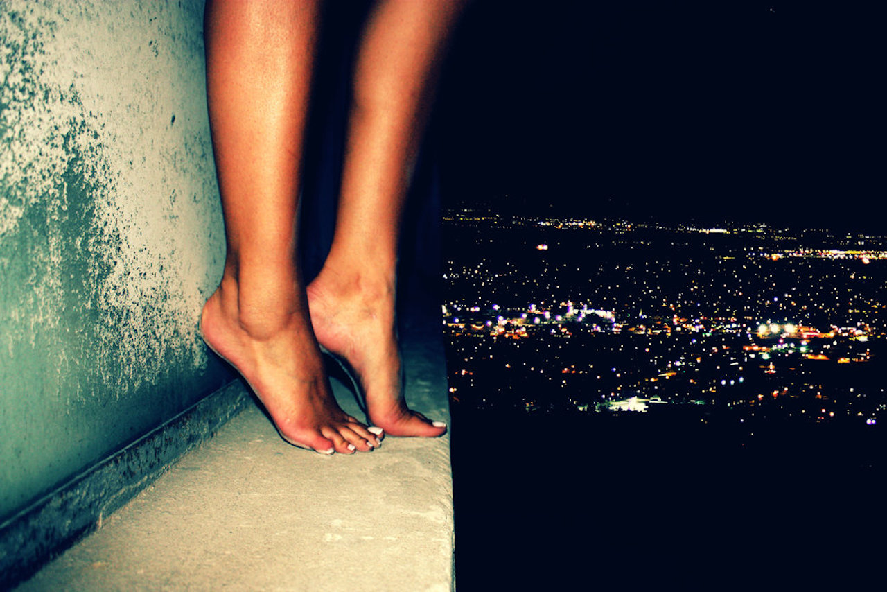 Ноги ее были видны. Ноги девушки. Свисающие ноги. Ноги ночью. Ноги над пропастью.