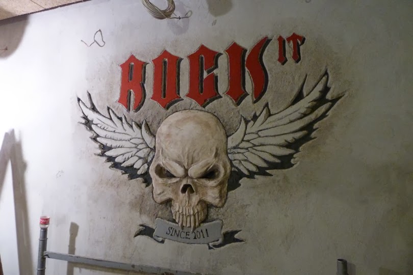 Рок Бар RockIT - лого релеф на стената 1