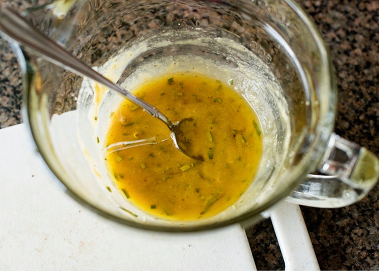 Заправка для салата горчица оливковое масло. Медово-горчичный соус. Соус из дижонской горчицы. Медово-горчичный соус для салата. Соус медовая горчица.