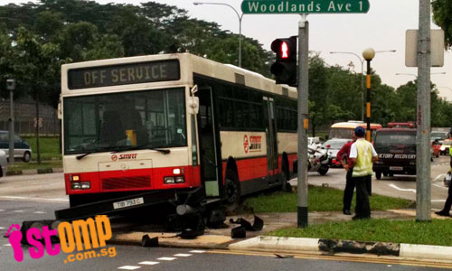 bus_crashes_into_traffic_light_at_woodlands-thumbnail.jpg