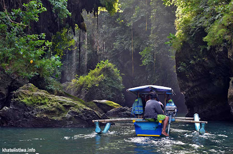 Naik Perahu Wisata menuju Green Canyon