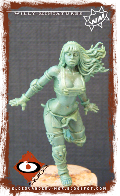 Blood Bowl Amazon Team linewoman miniature by ªRU-MOR for WILLY Miniatures. Warhammer medieval football. Scale 30mm