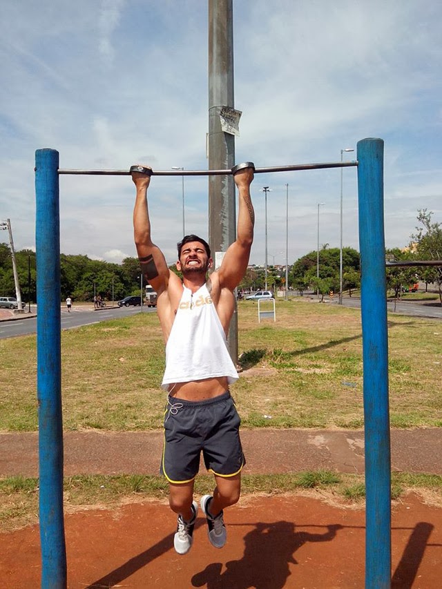 Cleverson Fontinatte se exercita em barra instalada em academia ao ar livre de Belo Horizonte - Foto: Arquivo pessoal