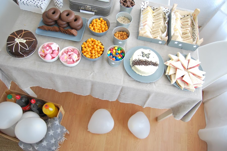 mesa de cumple en gris y blanco