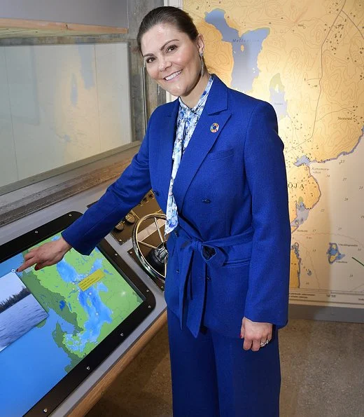 Crown Princess Victoria wore Rodebjer suit Zoe blazer and darcel trousers, and she is wearing Kreuger Jewellery summer feather earrings