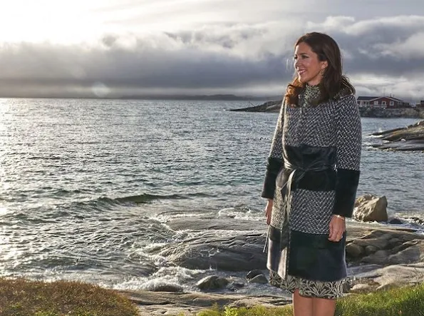 Crown Princess met with members of Children's Council and Blue Cross, and Domestic violence - a shared responsibility conference, Princess Mary wore Jesper Hovring Coat - Fall-Winter 2016-2017
