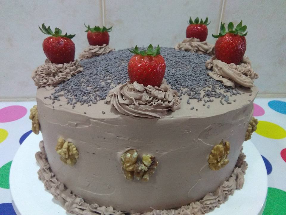 artesAna de tartas Tarta Brownie con fresas y frosting de nata y chocolate