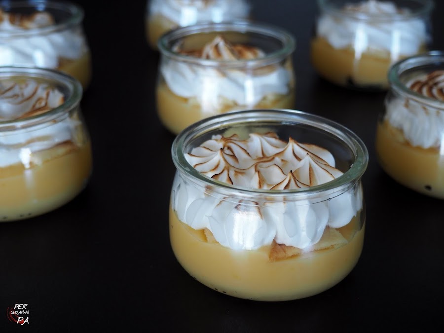 Vasitos de lemon curd, merengue y masa sablé. O un lemon pie encerrado en un bote.