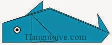 Bước 13: Vẽ mắt để hoàn thành cách xếp con cá heo bằng giấy theo phong cách origami. 