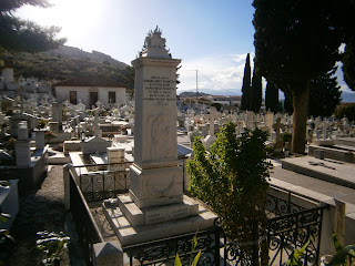το ταφικό μνημείο της οικογένειας Πιλαφιτζή στο νεκροταφείο Ναυπλίου