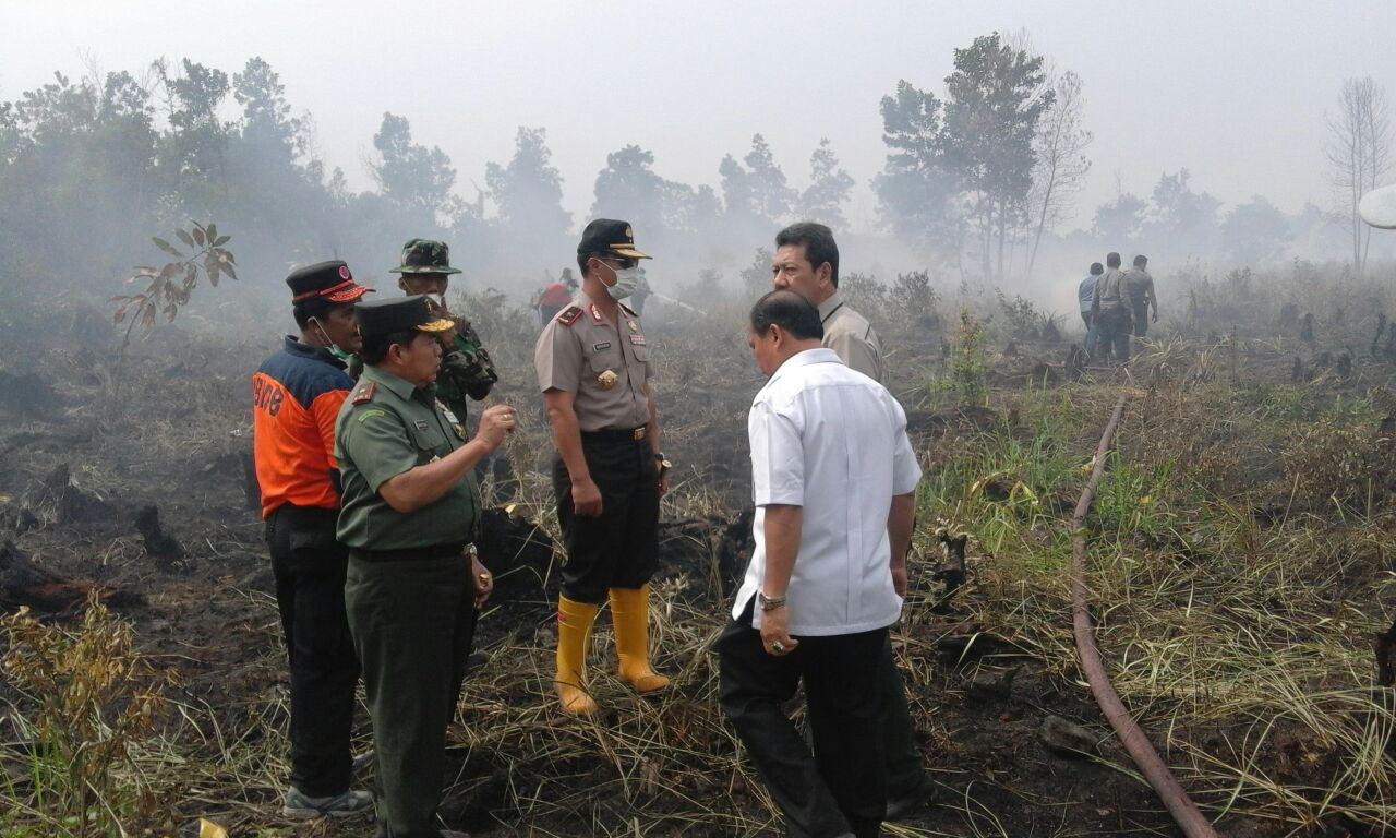 Kapolda Riau meninjau lokasi Karhutla sekaligus membantu melakukan pemadaman