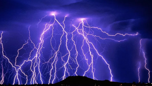 100 Arti Mimpi Melihat Petir Menyambar Pohon Rumah Dan Tanah Lengkap Mimpi Melihat Melahirkan