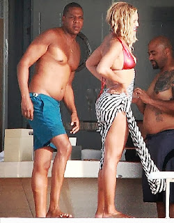 Beyonce Knowles wears a Red Bikini to celebrates her 32th birthday at Italy