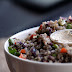 Salade de quinoa et édamames avec vinaigrette crémeuse au tahini