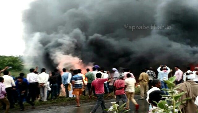बड़ा हादसा: दिल्ली जा रही बस में लगी आग, 12 लोग जिंदा जल कर मरें। मृतकों की संख्या बढ़ने की सम्भावना 1