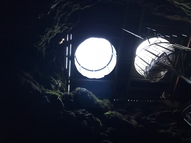 アイスランドの8000年前にできた洞窟ヴァッツヘリトル洞窟へ入る