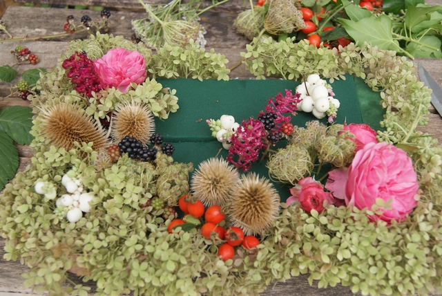 Blumensteckmasse mit Hortensien Karden Hagebutten Brombeeren bestecken