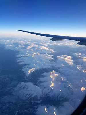 widok z samolotu, góry pokryte śniegiem