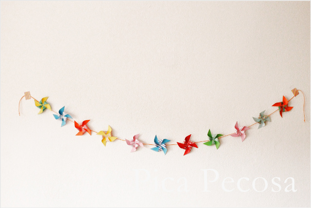 guirnalda-hecha-con-molinillos-de-papel-diy