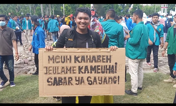 Demo di Kantor Gubernur Sisakan Moment Unik, Mulai Adzan Hingga Cuitan “seribu candi dalam satu malam”