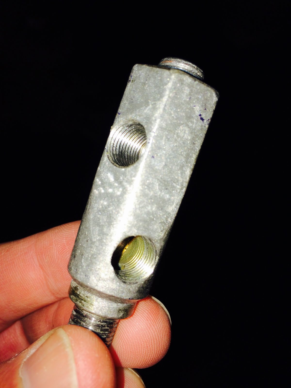 Steves AK Cobra Build Oil pressure gauge sender and warning light