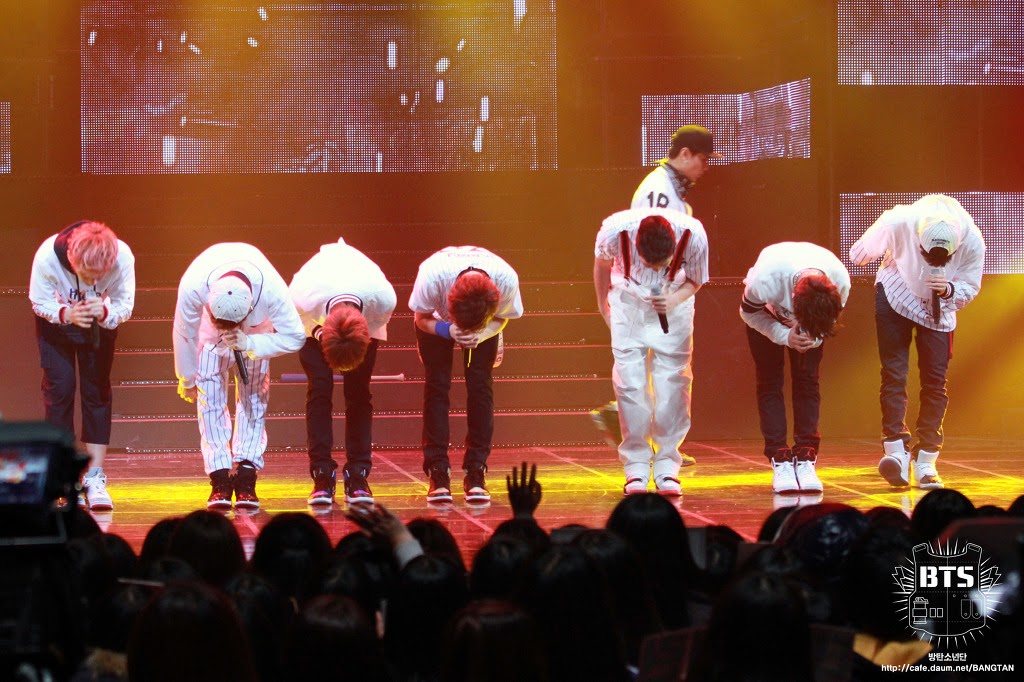 Фотосессия юнги для marie claire. Чимин селфи. Бантан на красной дорожке. Bts updates. Run bts 119 jungkook.