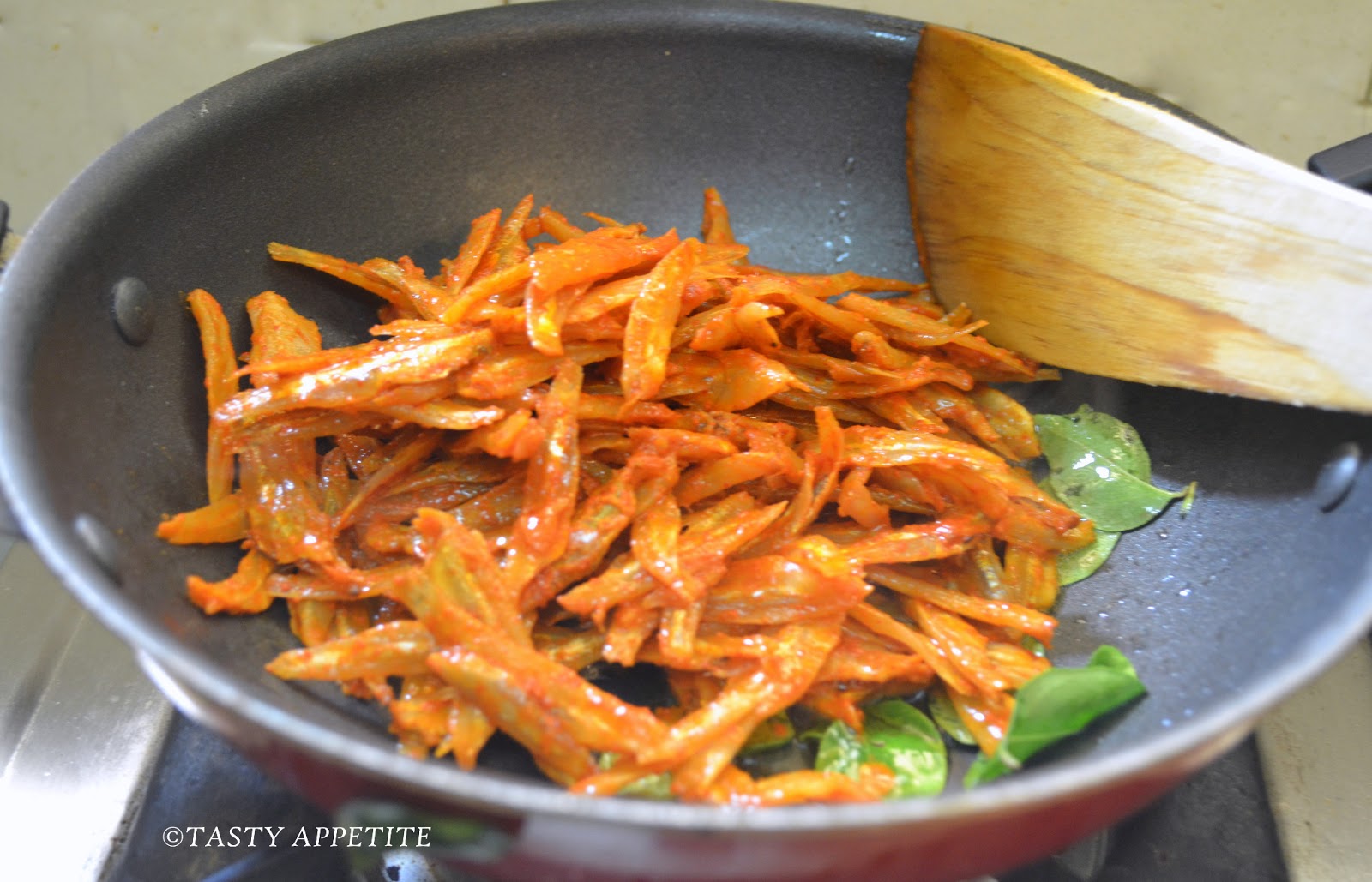 How to make Spicy Fried Anchovies / Nethili Varuval / Spicy Anchovies