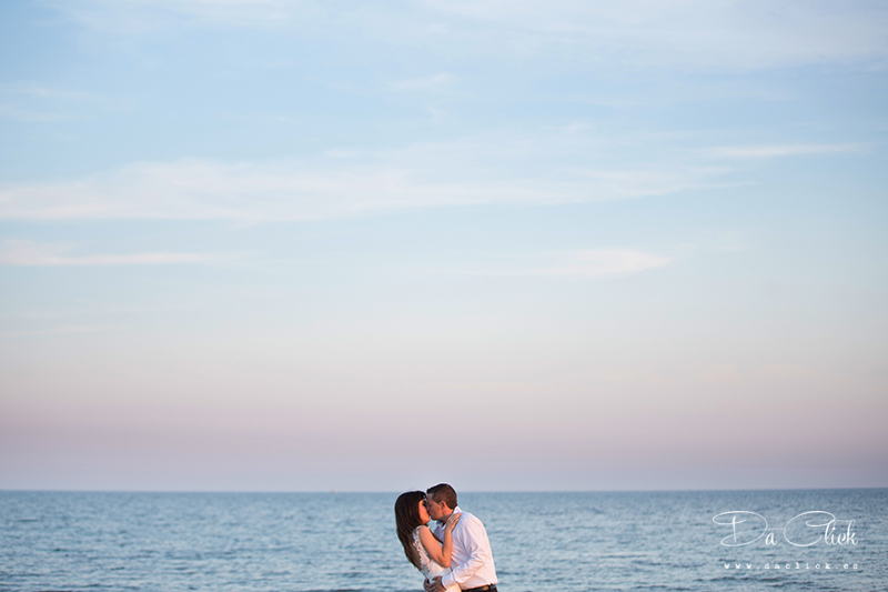 besandose junto al mar novios