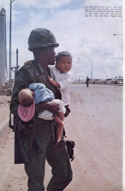 American soldier shields Vietnamese children from  firing
