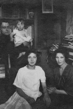 Víctor Serge, con su hijo Vladímir; su esposa, Liuba, y su cuñada Esther (de blanco) en Petrogrado,