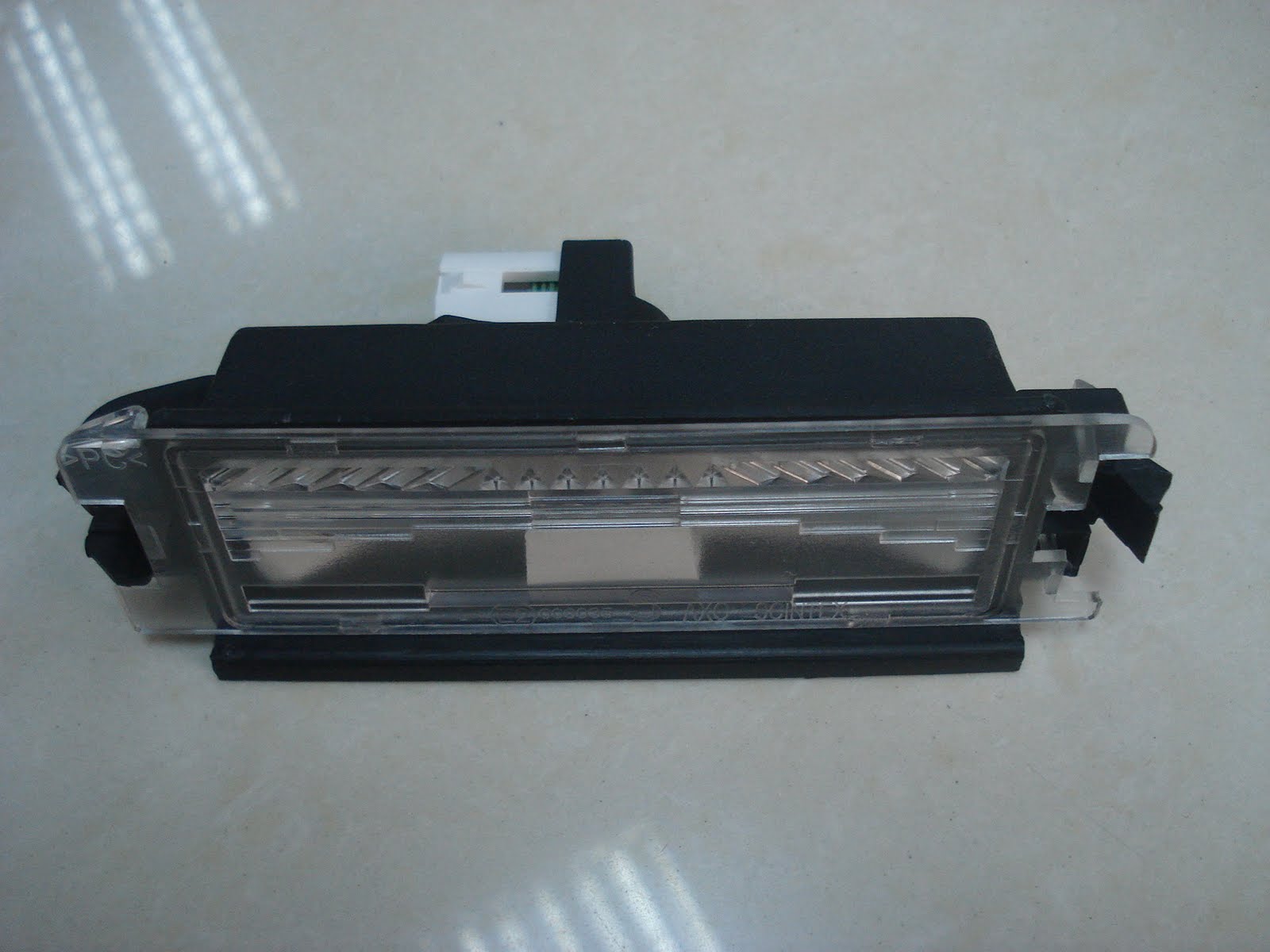 Логан освещение номерного знака. Штатная камера рено логан 1. Фонарь номерного знака рено логан 2012 артикул. Фонарь подсветки номера логан 2008 г. Лампа освещения номерного знака рено логан 2.