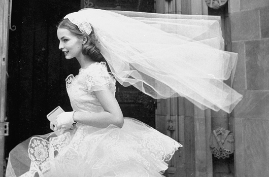 The latest fashionable bridal veils in 2019 .