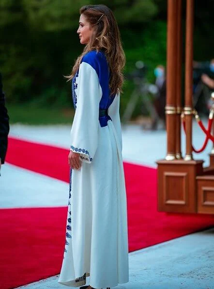 Queen Rania outfit, Stone Fine Jewelry Edge multi-triangle necklace, Ryan Storer earrings, L'Afshar Marble clutch