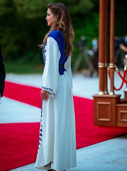 Queen Rania outfit, Stone Fine Jewelry Edge multi-triangle necklace, Ryan Storer earrings, L'Afshar Marble clutch