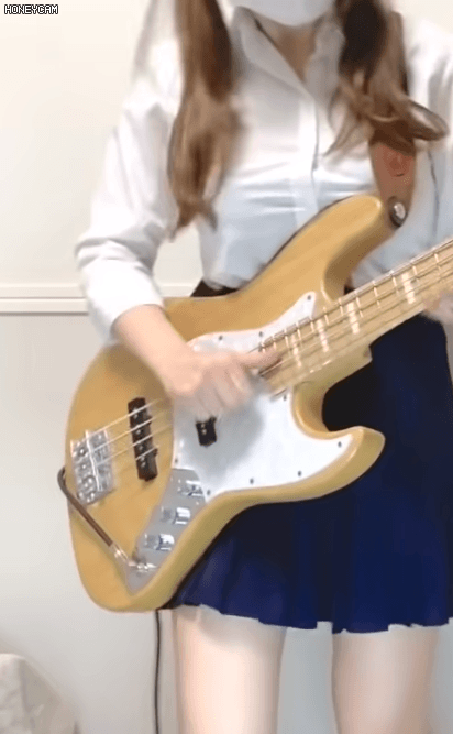 묵직하게 베이스 치는 여자