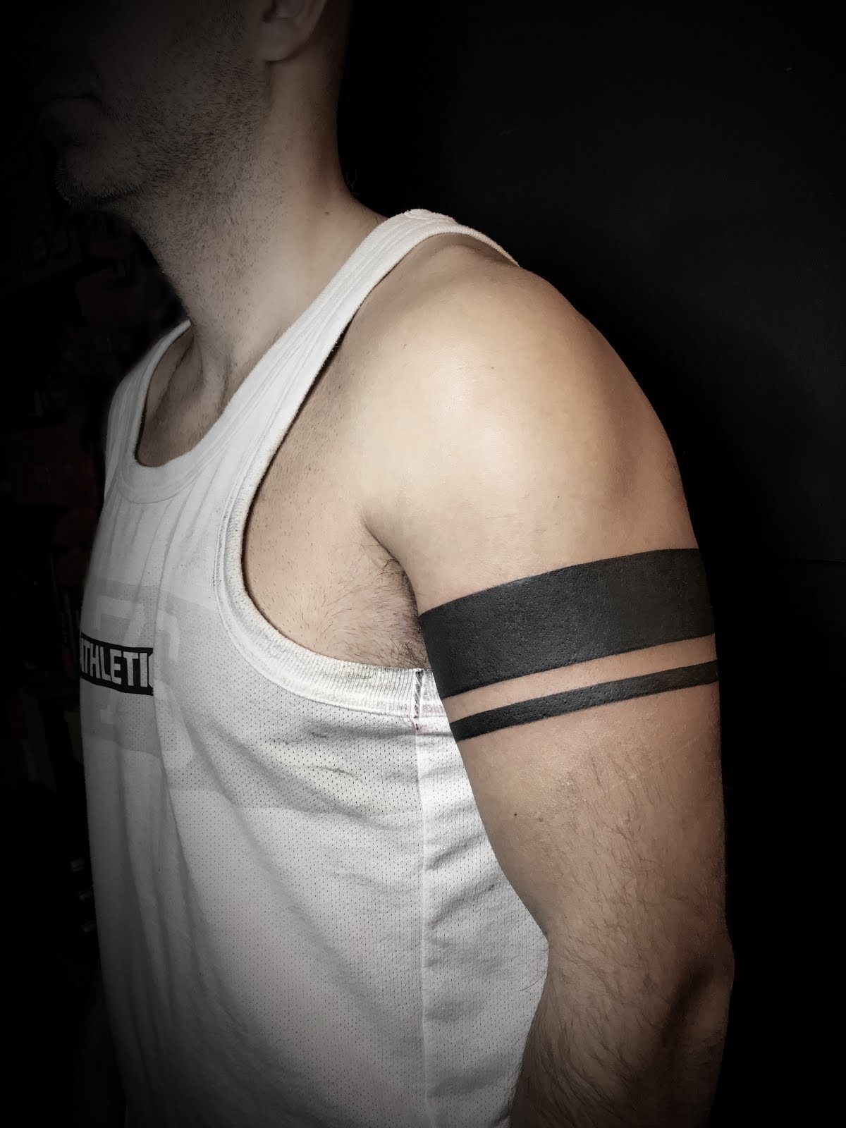 Tatuaje de aro en el brazo