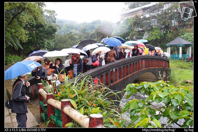 2013-04-12 基隆二日遊(3)十分瀑布-台灣的尼加拉大瀑布_過橋嘍....這景象挺有趣的！                     