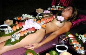 Sensasi Makan Sushi Atas Tubuh Wanita